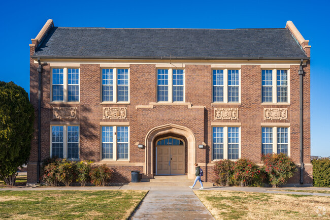 The population of 12,000 increases to 17,000 when Eastern New Mexico University is open.