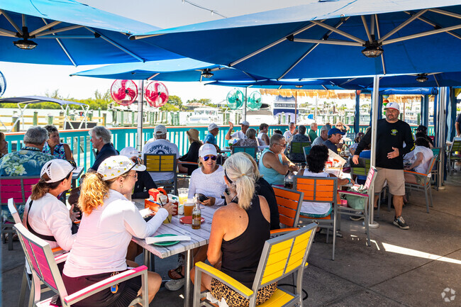 Island Gypsy Cafe is a very popular waterside restaurant in Isles of Capri.