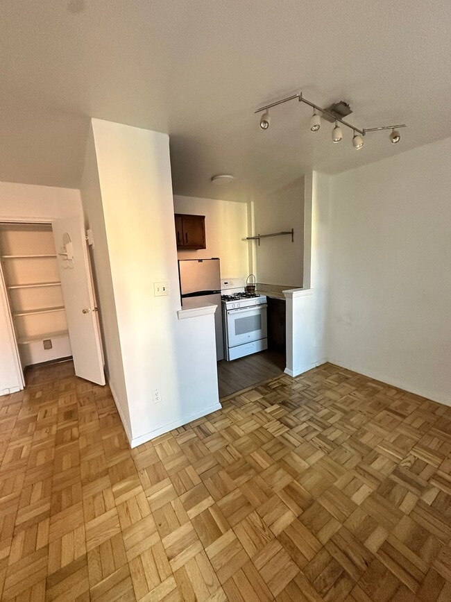 2534 Crescent St unit 1A, Astoria, NY 11102 - photo 5