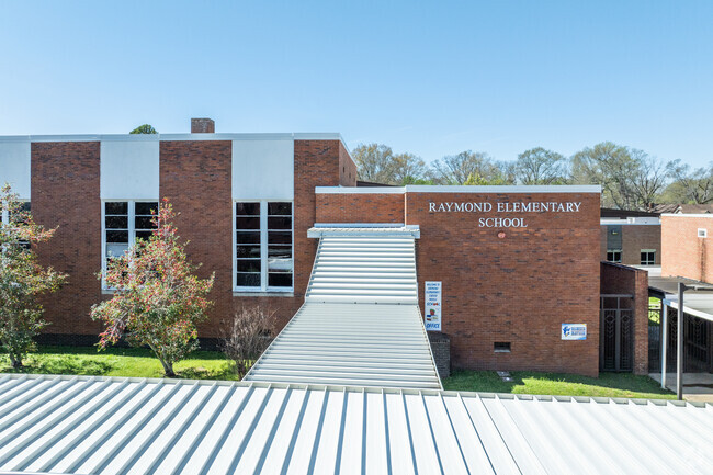 Raymond Elementary School serves 372 students in Raymond.