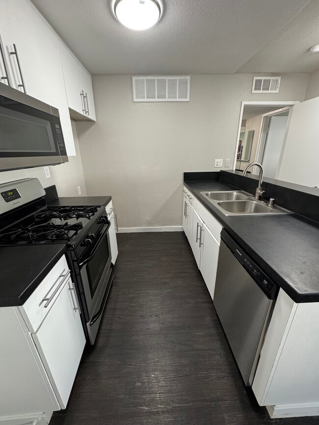 1400 Edgemont, Los Angeles, CA 90027 - photo 5