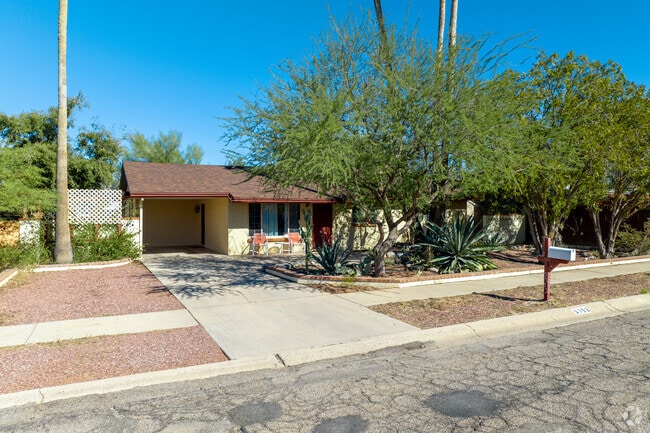 Most homes in Colonia Del Valle offer off street parking.