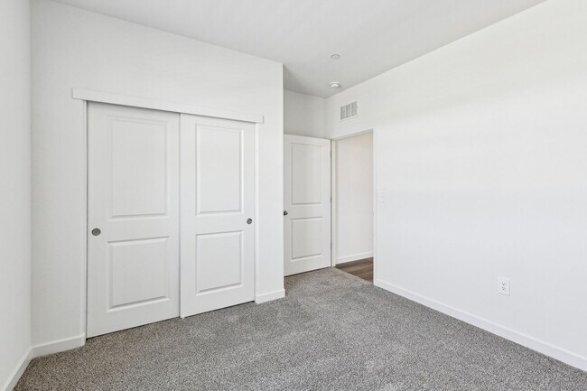 2355 Emma Dr unit 37076073, Manteca, CA 95337 - photo 4