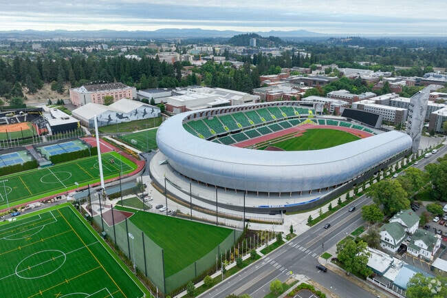 River Road residents are just minutes from University of Oregon in downtown Eugene.