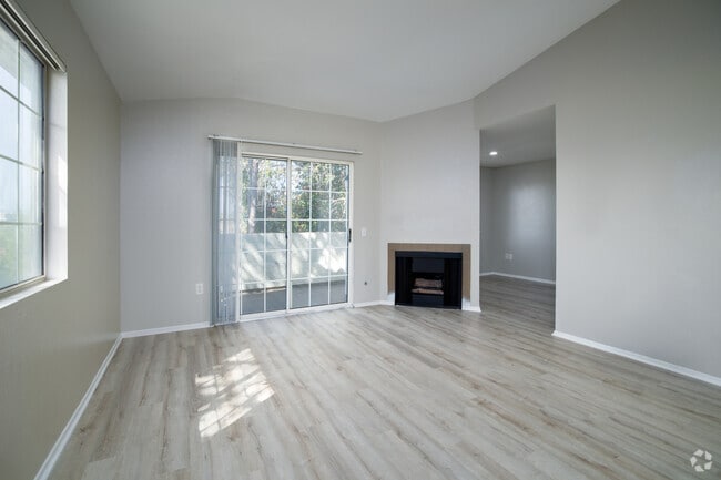 2BR, 2BA - 1,000SF - Living Room