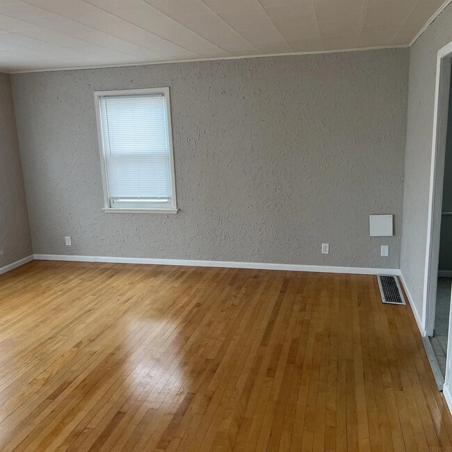 1525 N Adams St, South Bend, IN 46628 - photo 2