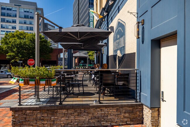 Residents of Somerset enjoy close proximity to many dining options.