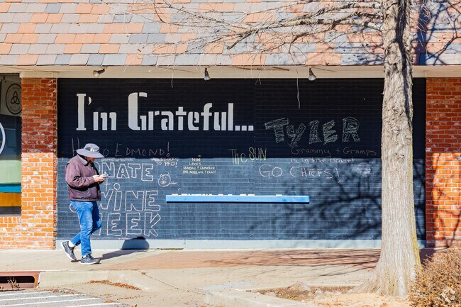 From Stonebridge, it’s only minutes to Edmond’s downtown, a hub for dining, shopping, and community events.
