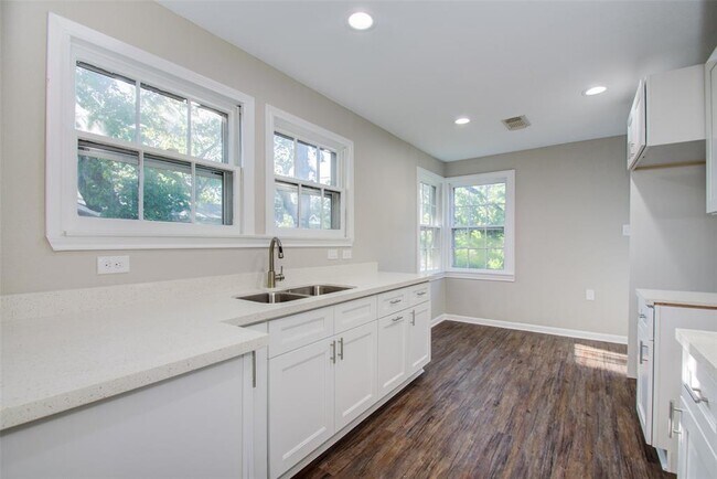 417 Sue St unit Main House, Houston, TX 77009 - photo 7