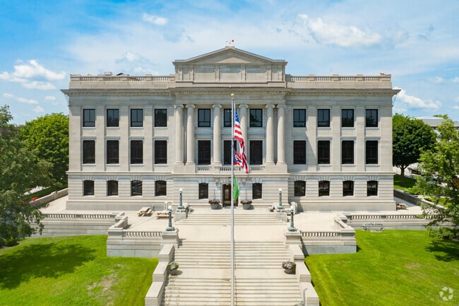 Hardin County Courthouse houses much of the city's history. Built in 1915, the historic structure features a Veteran Hall, honoring Congressional Medal of Honor recipients.