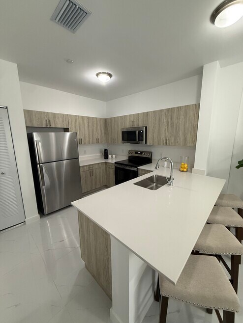 810 SW 71st Ave unit B21, Miami, FL 33144 - photo 1