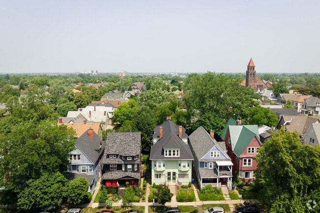 The average home value in Grant Ferry is $253,000.