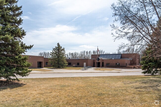 Victor Solheim Elementary School has an average student to teacher ratio of 15 to 1.