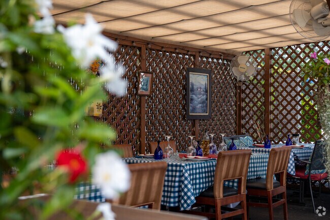 Portobello Cafe offers a shaded outdoor dining experience in Eddystone.