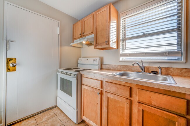 103 Cooper Hill St unit 13, Manchester, CT 06040 - photo 6