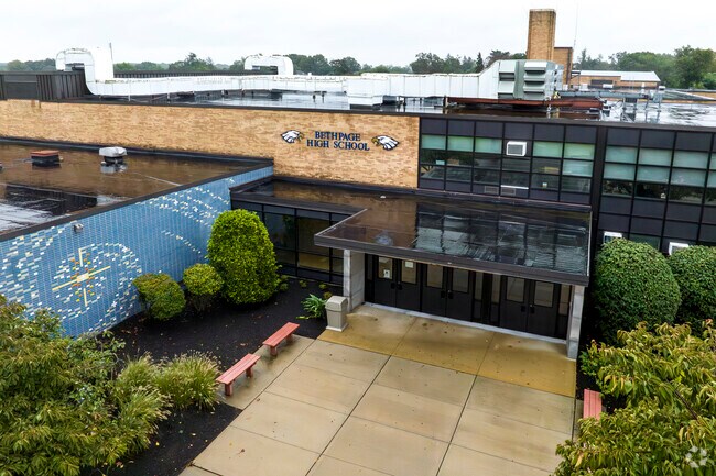 Bethpage Senior High School has 923 students with a student-teacher ratio of 11:1