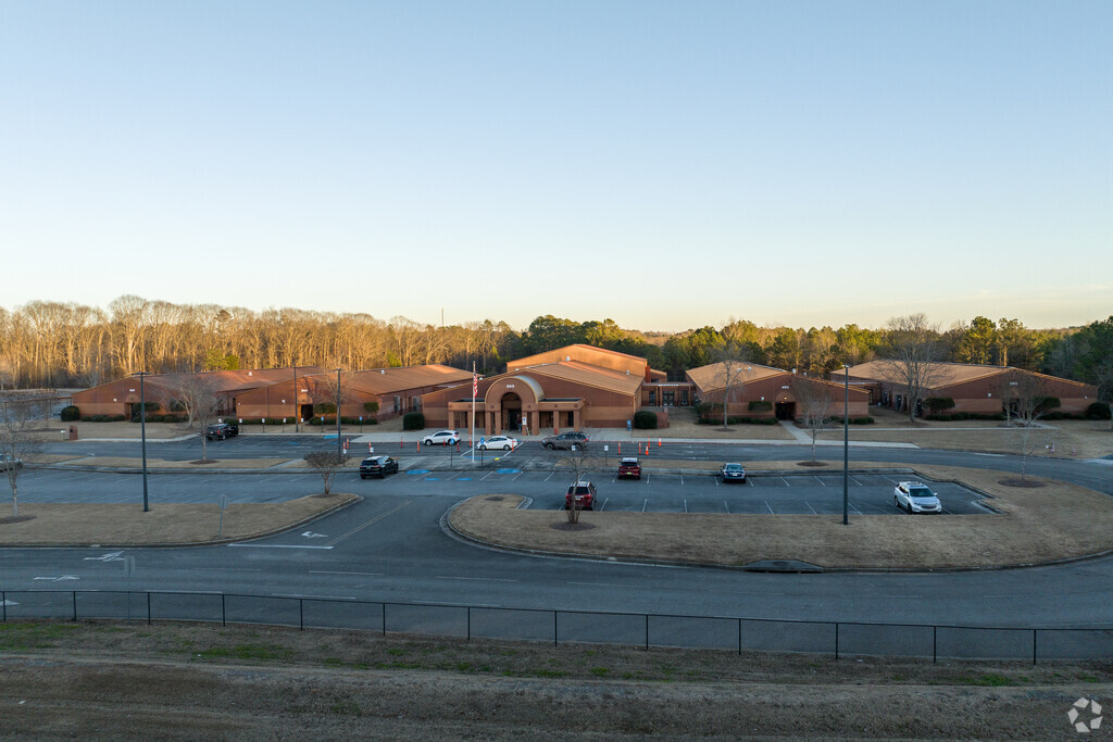 Clear Creek Elementary receives an overall grade of B on Niche.