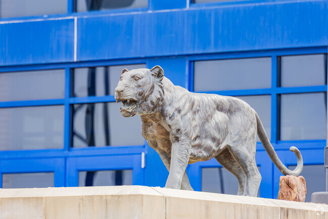 Close up shot of a cute statue in Stroud High School.