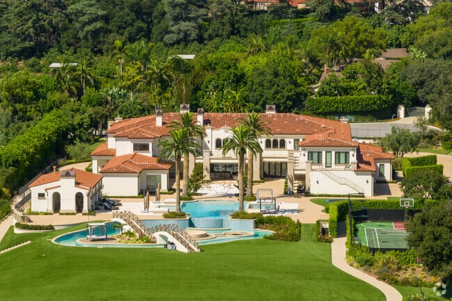 Live a life of luxury with estates that have pools, tennis courts, land and peacefulness.