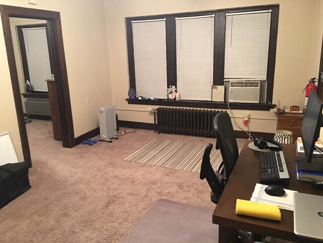 741 Melrose Ave unit .  9, Iowa City, IA 52246 - photo 2