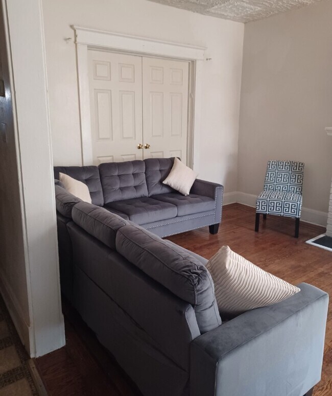 5023 Queensberry Ave unit Shared home, Baltimore, MD 21215 - photo 5