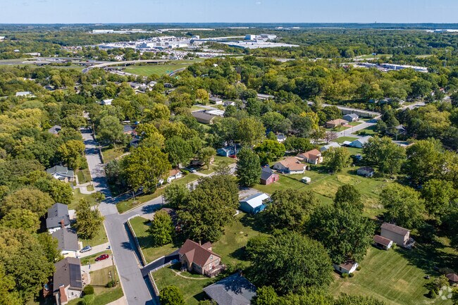 Claycomo combines a quiet setting with convenient local amenities.