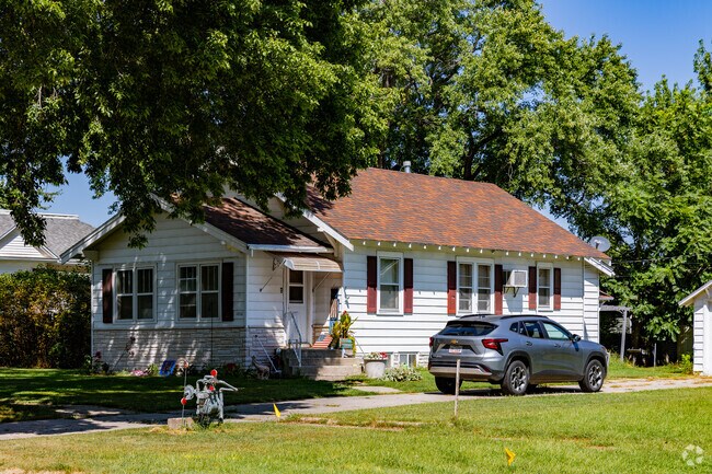 Small bungalows are common near the city center of St. Paul.