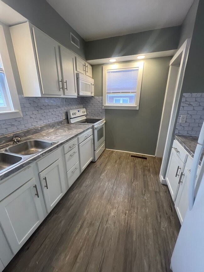 2557 S 6th St, Springfield, IL 62703 - photo 4