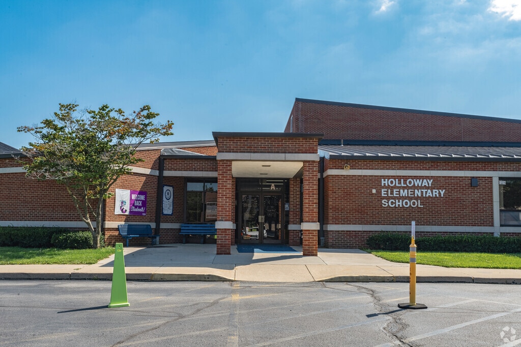 Holloway Elementary School provides education in the neighborhood of 
West Lucas County