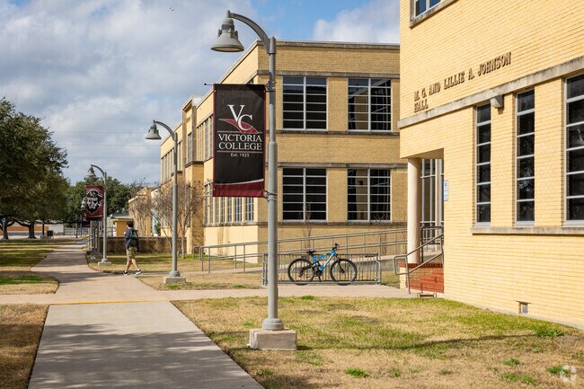 Victoria College and a satellite branch of the University of Houston are in the city.