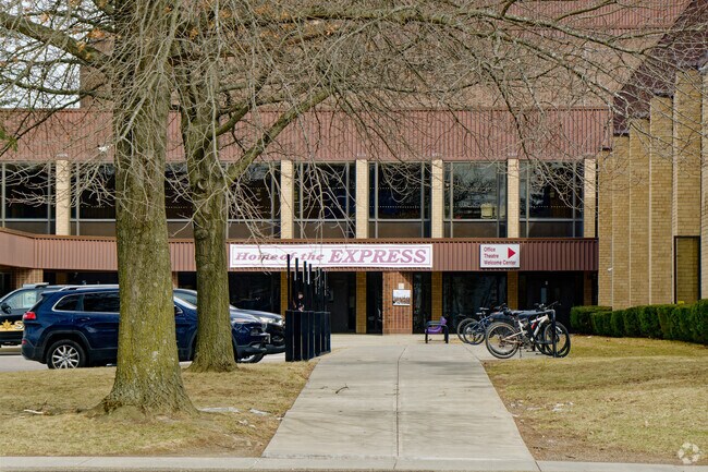 Elmira High School in Elmira NY has an enrollment of approximately 1255 students in grades ten through twelve.