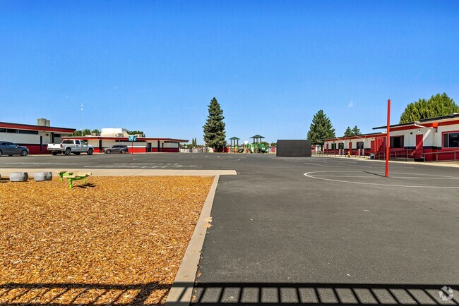 Robertson Road Elementary School in Rouse Modesto, Ca offers classes across several buildings.