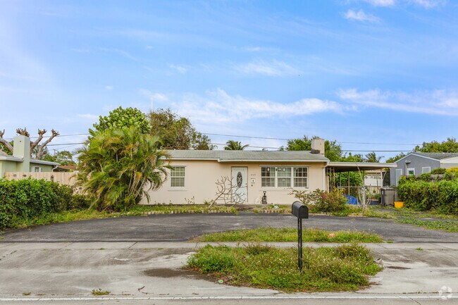 Classic ranch home with a convenient carport, showcasing Golfview Heights charm.