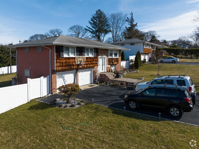 Colonial homes with wooden frames are common in Hauppauge.