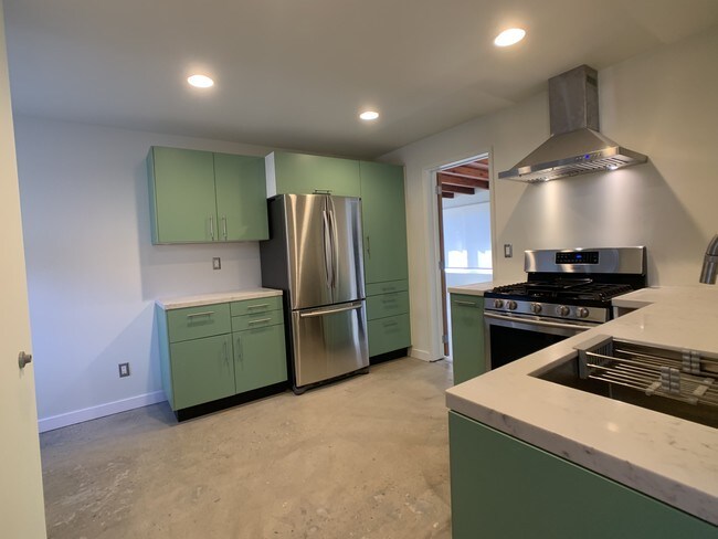 4317 Westlawn Ave unit rear, Los Angeles, CA 90066 - photo 4