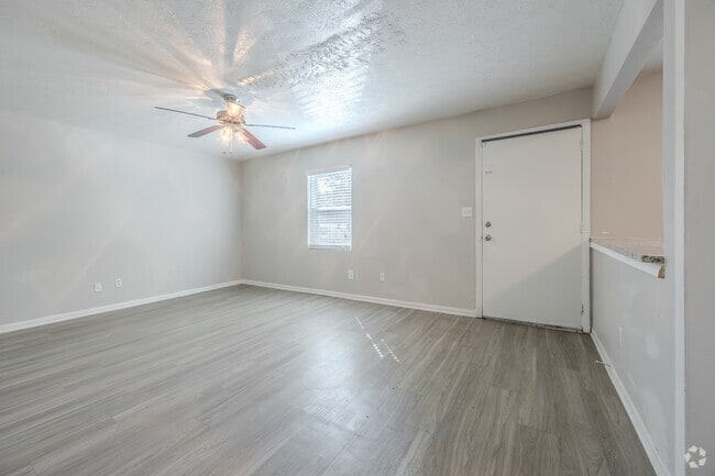 2BR, 1BA - 770SF - Living Room