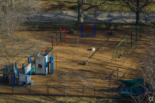 Rohan Woods Elementary School has teacher to student ratio of 6 to 1.