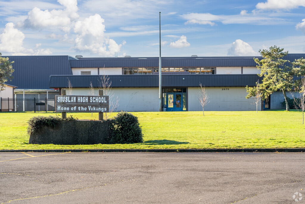 Siuslaw High School serves grades 9-12 in Florence, Oregon.