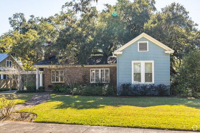 Live in a cozy ranch style home in Ocean Springs, MS.