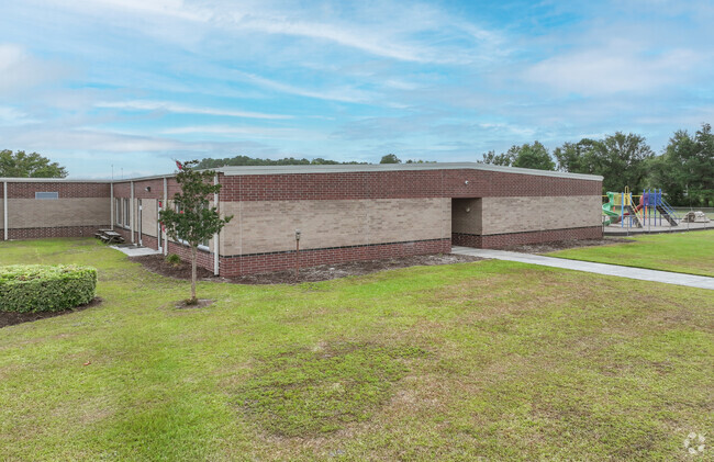 The student-teacher ratio is 14:1 at Dr Hubert Eaton Sr Elementary School.