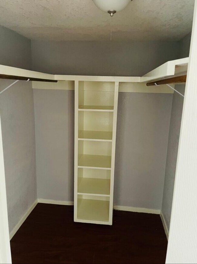 Master Bed walking closet