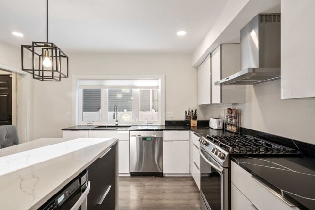 169 W 9th St, Boston, MA 02127 - photo 5