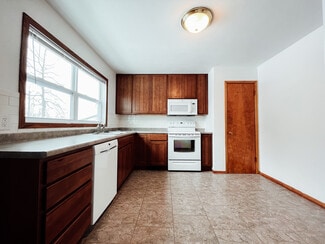 921 Rainbow Dr, Cedar Falls, IA 50613