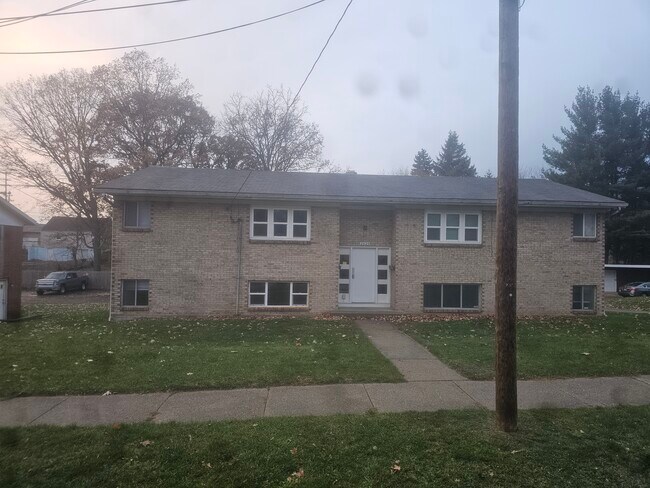 2525 Mckee Ave SW unit 2, Wyoming, MI 49509 - photo 2