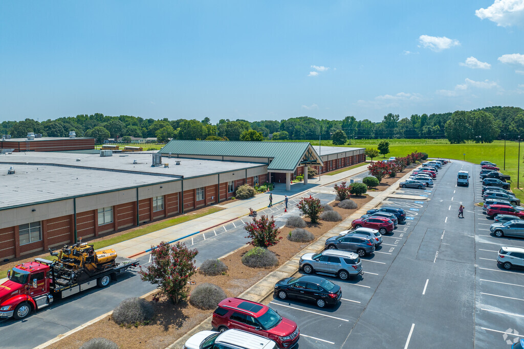 County Line Elementary School is a popular school at 334 Rockwell Church Rd., Winder, GA 30680.