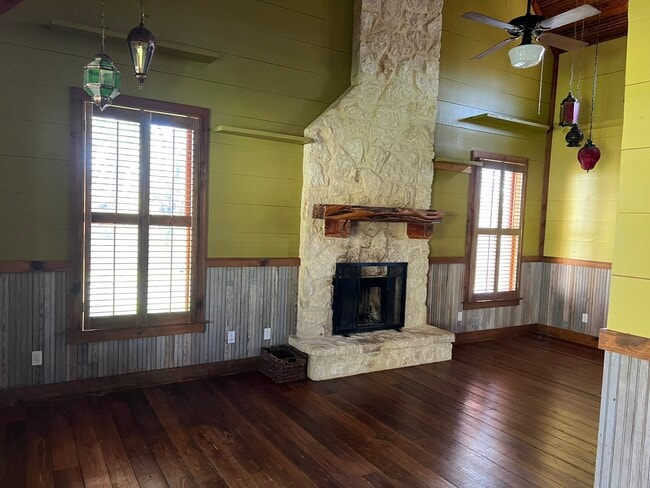 813 W Bluebonnet Dr, San Marcos, TX 78666 - photo 2