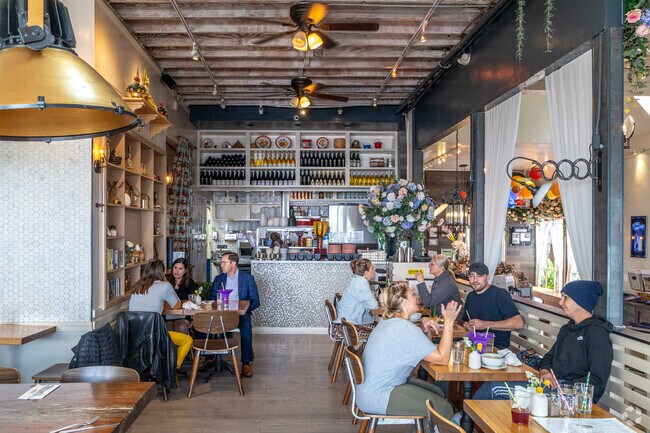 Glen Highlands diners can enjoy lunch at the nearby Daughter Thai Kitchen.