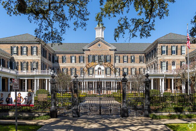 Academy of the Sacred Heart has a 6 to 1 student to faculty ratio.