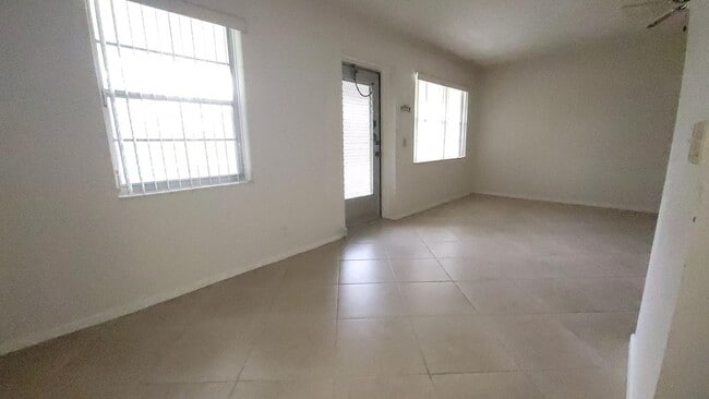 165 Canterbury G, West Palm Beach, FL 33417 - photo 3
