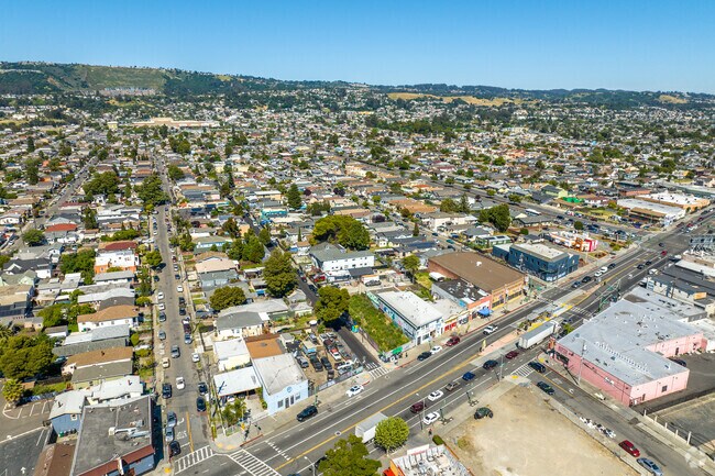 Hegenberger has easy access to several restaurants and stores in the neighborhood.